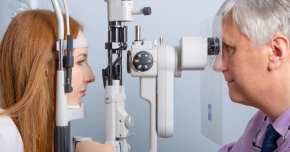 badanie przedniego odcinka oka w gabinecie okulistycznym